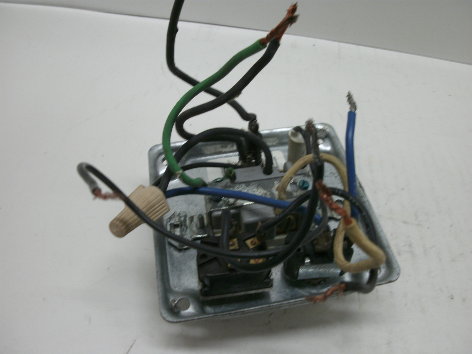 ELECTRICAL BOX COVER W/LINE SWITCH W/RECEPTACLE W/WHITE INDICATOR LIGHT W/FUSE