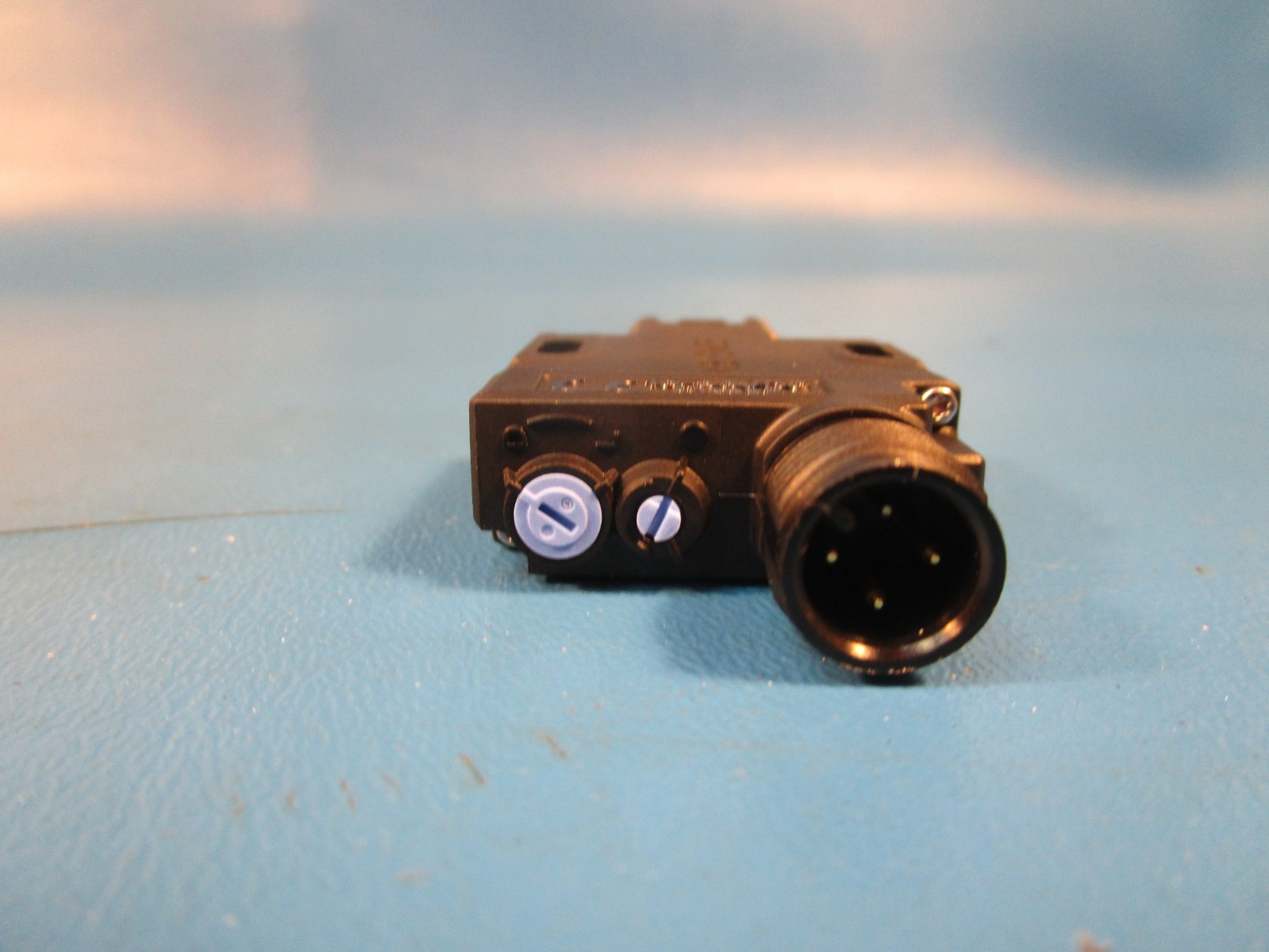 Keyence PZ-G62CB, PHOTOELECTRIC SENSOR, 0.1-1 METER RANGE, 10-30 VDC