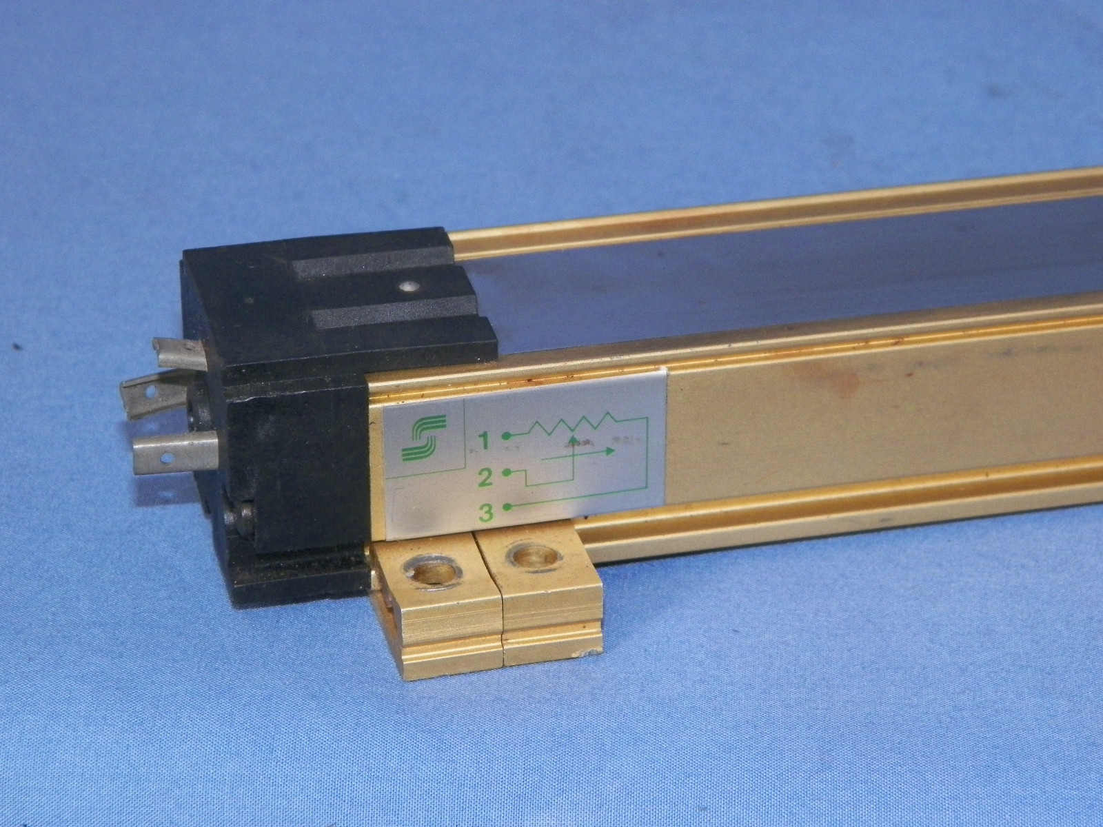Sfernice Vishay 138L18D Linear Transducer overall length 24″ (61 cm) 10KOhm