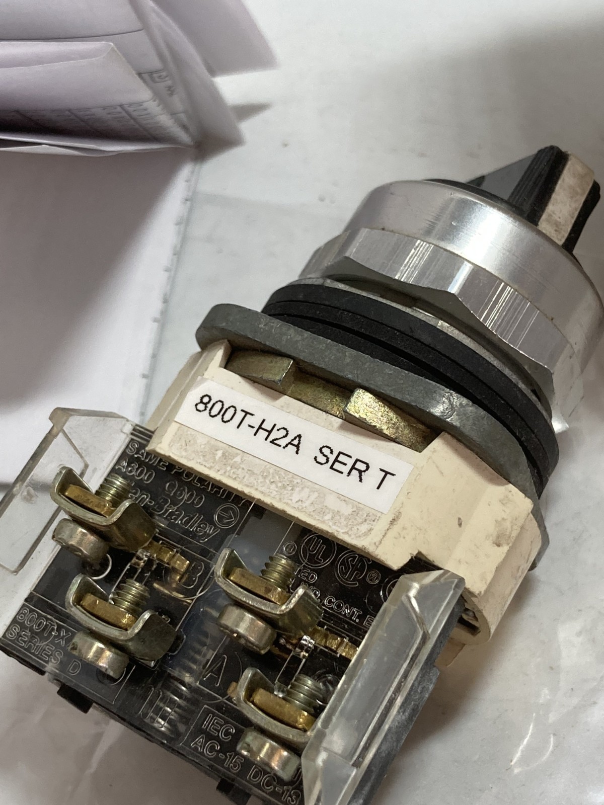 ALLEN BRADLEY 800T-H2A SELECTOR SWITCH 2 POSITION MAIN 1NO/1NC SERIES T