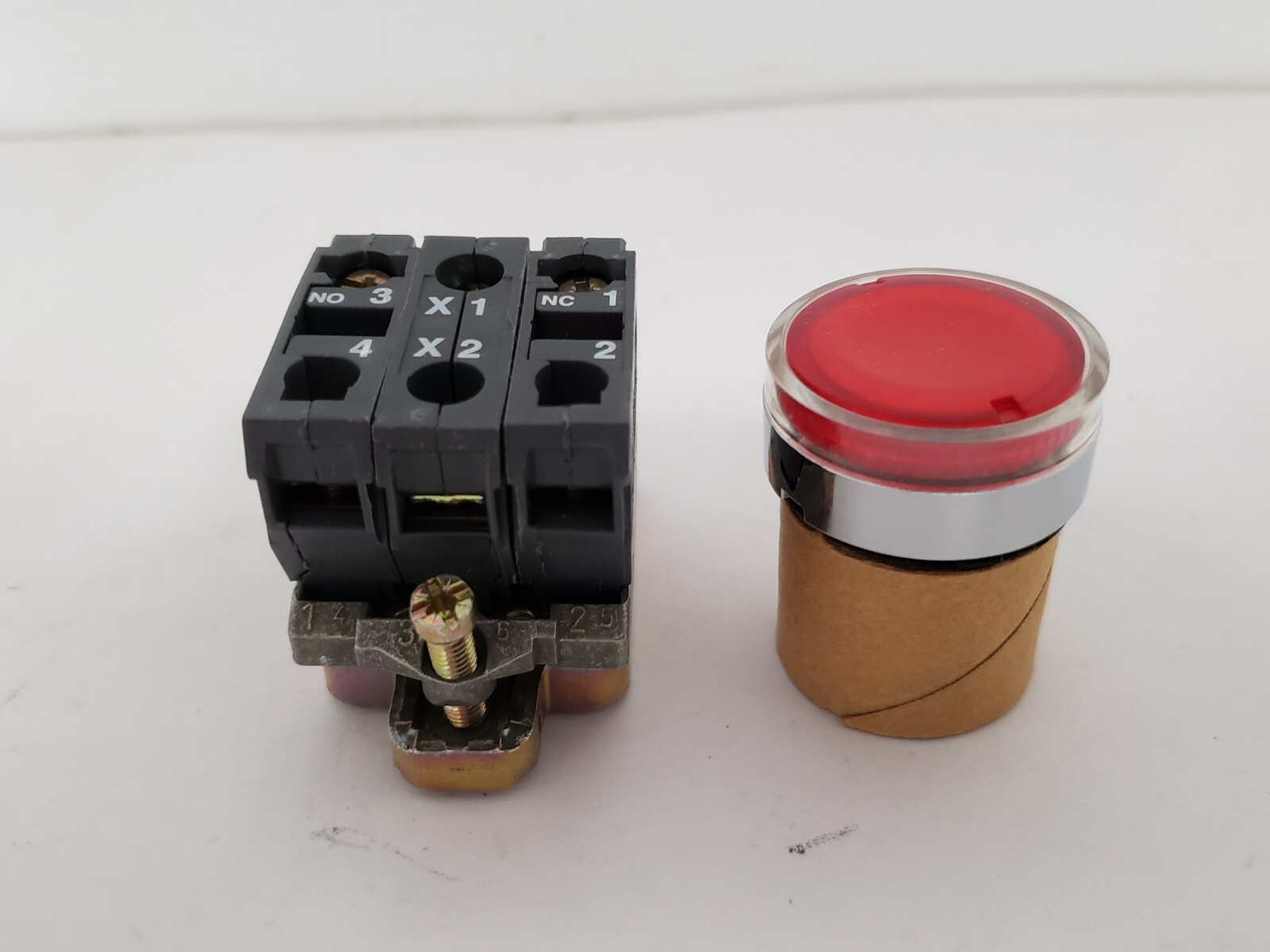 SQUARE D XB4BW3465 22MM PUSHBUTTON LED 120VAC NIB