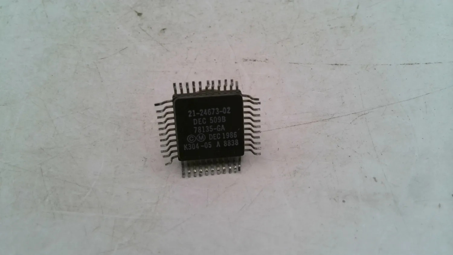DIGITAL EQUIPMENT 21-24673-02 CUSTOM QFP IC VINTAGE DEC PART