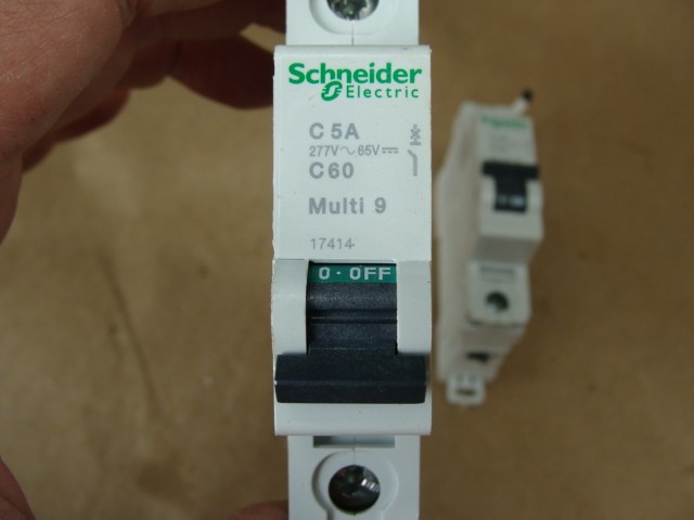 LOT OF 2 SCHNEIDER CIRCUIT BREAKERS 1 POLE C5A C60 MULTI 9 17414 277V