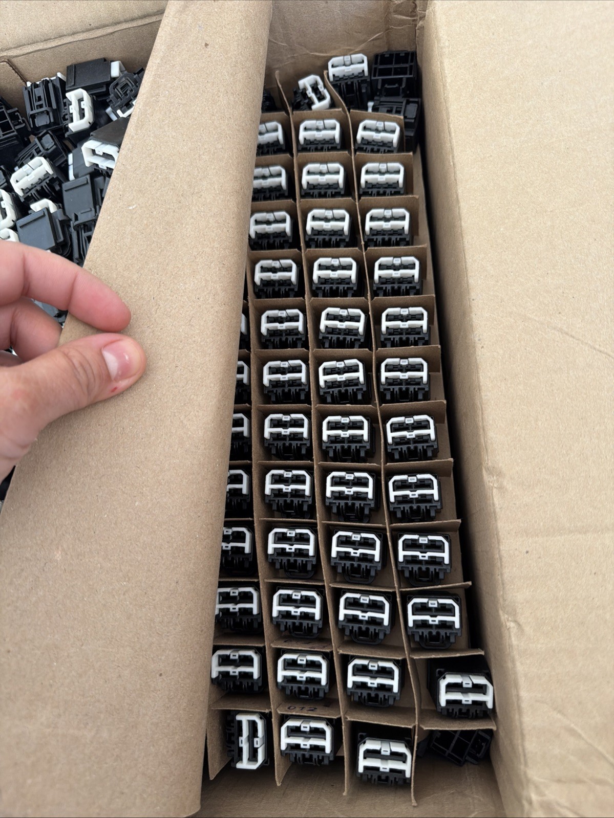 Lot of 999+ YAZAKI 7287-3831-30 Kaizen 6.3 Unsealed Connector.