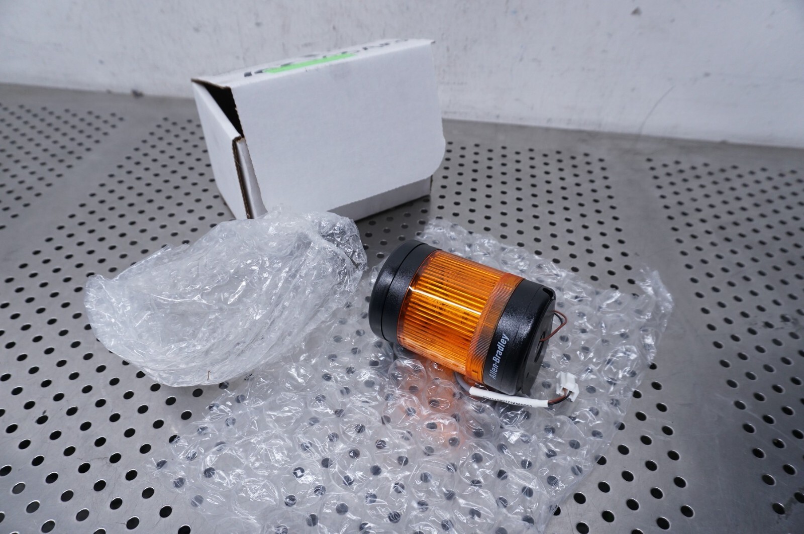 New No Box 855T-B24DN5 A Allen Bradley Amber Light Stack Light
