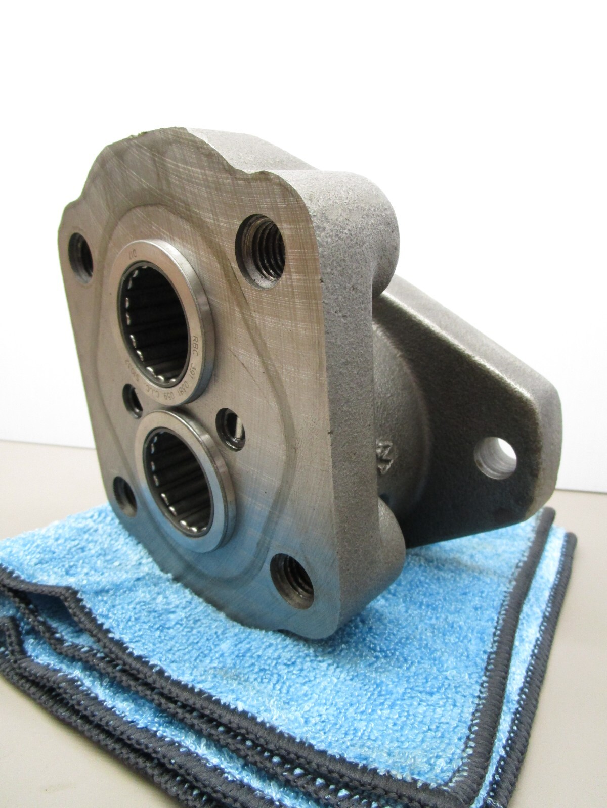 Commercial P25 P37 Hydraulic Pump Tapered Bearing Front Cover Housing 2-Bolt