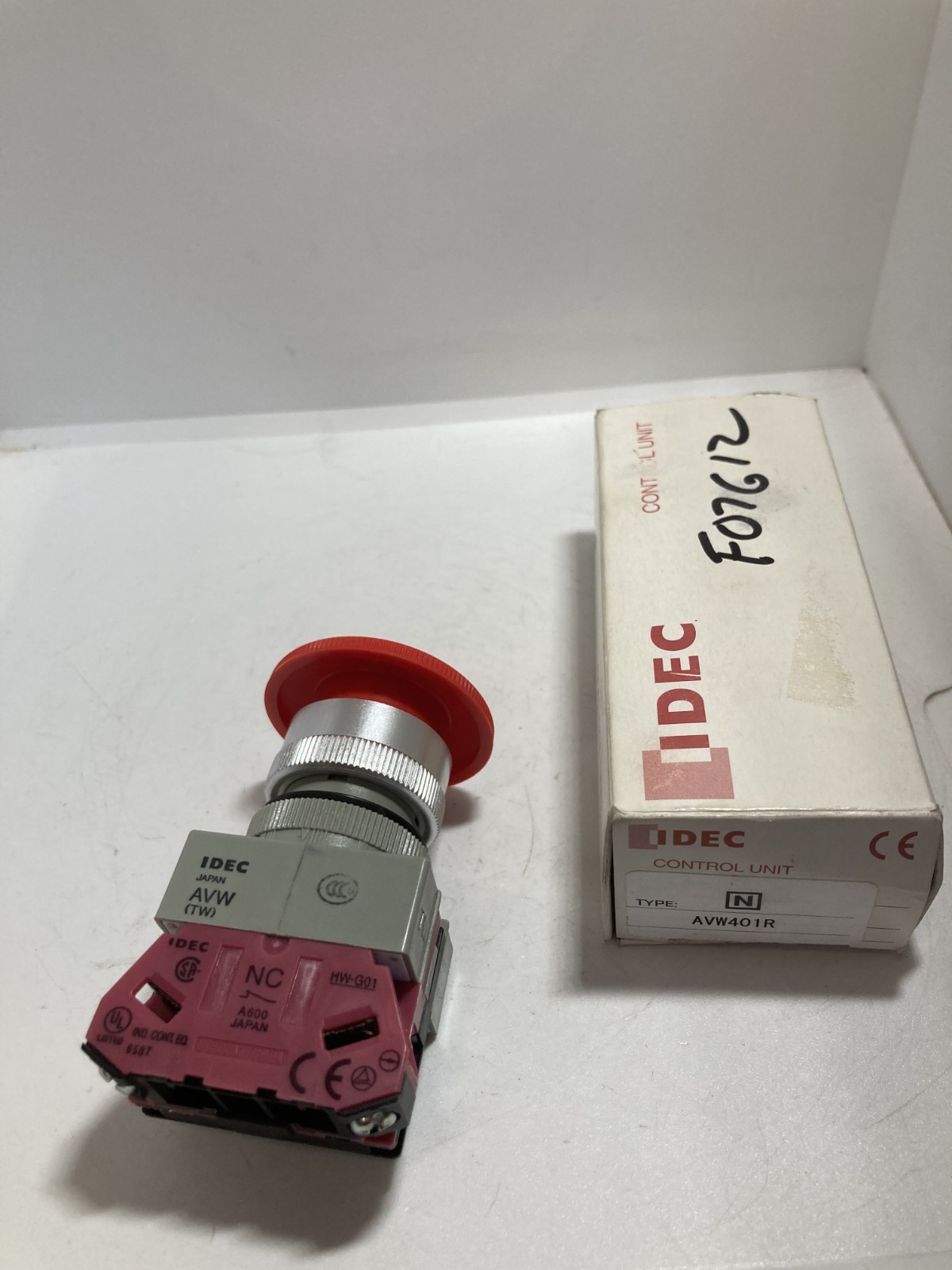 IDEC AVW401R E-STOP PUSHBUTTON RED TWIST RELEASE 1NC NIB