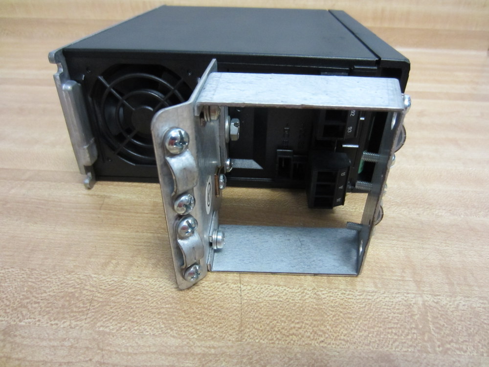 Danfoss 195N1027 AC Inverter Drive VLT 2800 Cracked