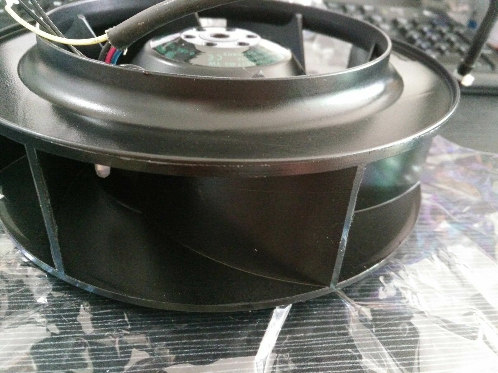 One New Converter Fan R2E190-AE77-B3 M2E068-BF Expedited Shipping