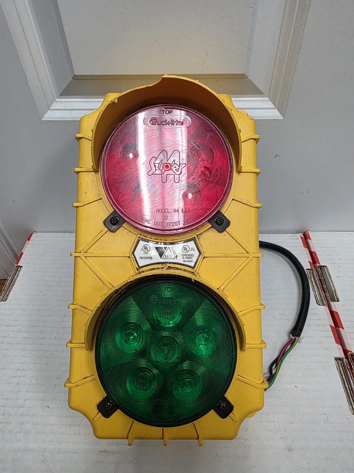 TRI-LITE SC10-12RG-LED SER. SG 12VDC NSNP – Truck Light – Loading Dock Light