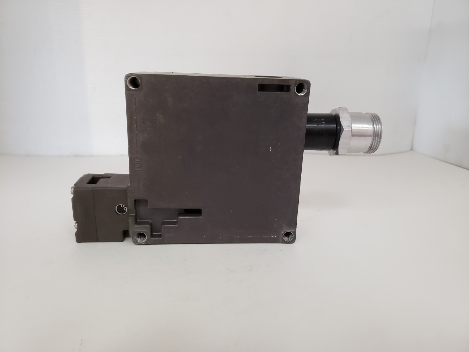 EUCHNER TZ2RE024MVAB SAFETY SWITCH 24V AC/DC 9 PIN (088071) NNB