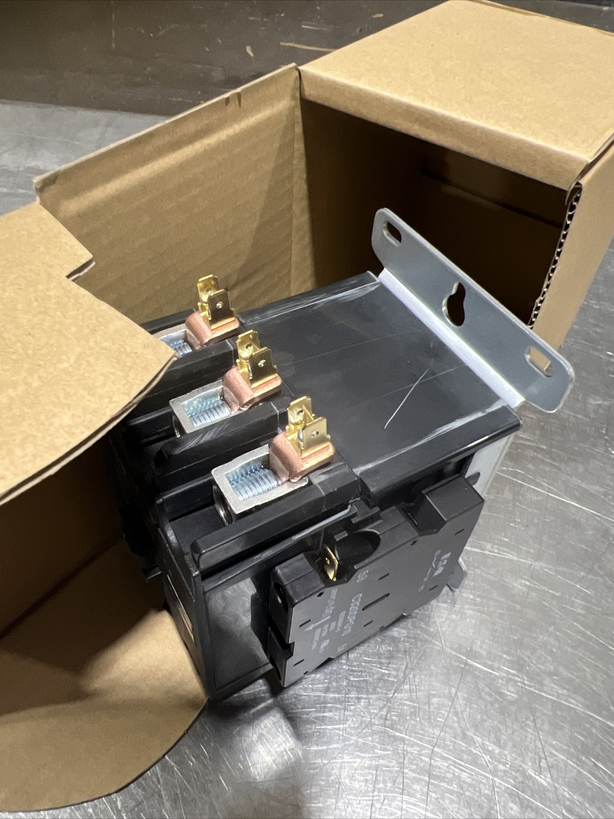 Eaton C25GNY8, Definite Purpose Contactors Non-Reversing 3P 90A 120V 50/60Hz Nos
