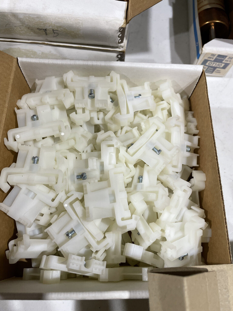 BOX OF 100 CUTLER HAMMER C383ES35P TERMINAL BLOCKS W510