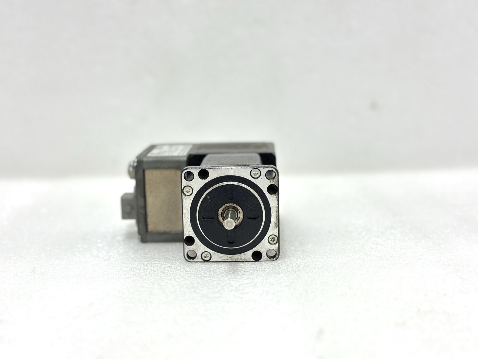 SCHNEIDER ILS1B572PC1A0 SERVO MOTOR LEXIUM ILS