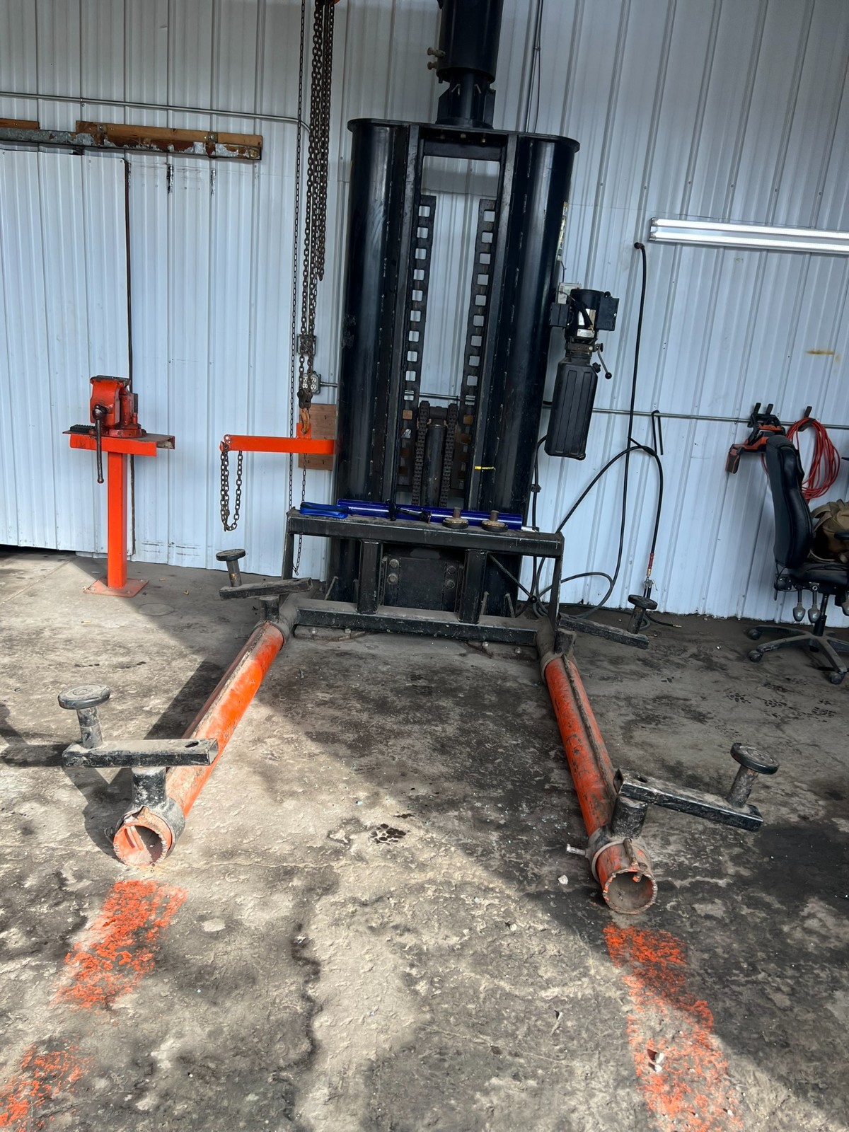 9000lb CAR/TRUCK HOIST TWINLIFT BY CHASSIS LINER W/OVERHEAD BOOM ENGINE LIFT