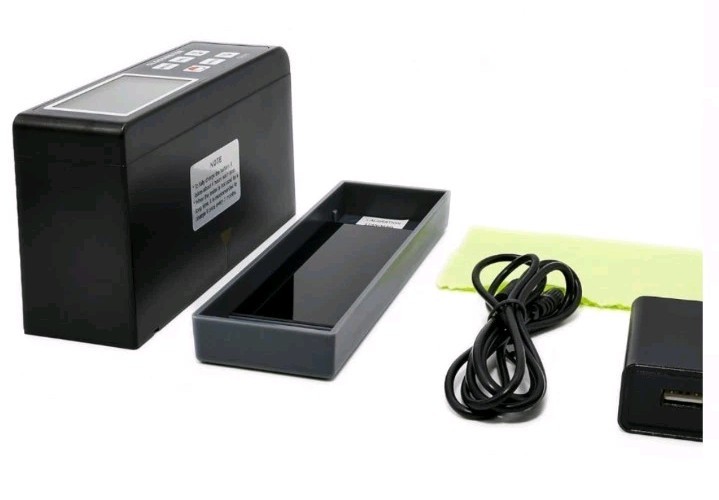 REED Instruments R7700 Gloss Meter, 3-Angle (20/60/ 85°)
