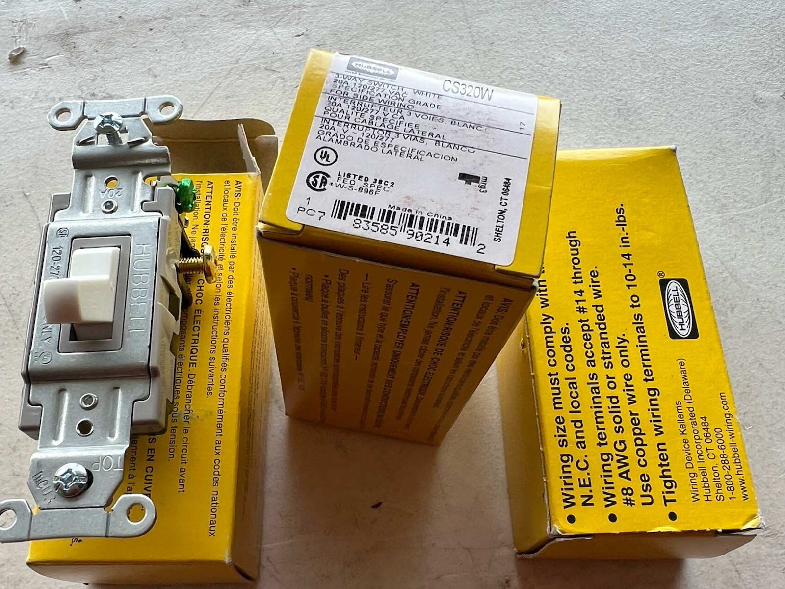 NEW Hubbell CS320W White 3 Switch 20 Amp 120/277 VAC Spec Grade(3 PCs
