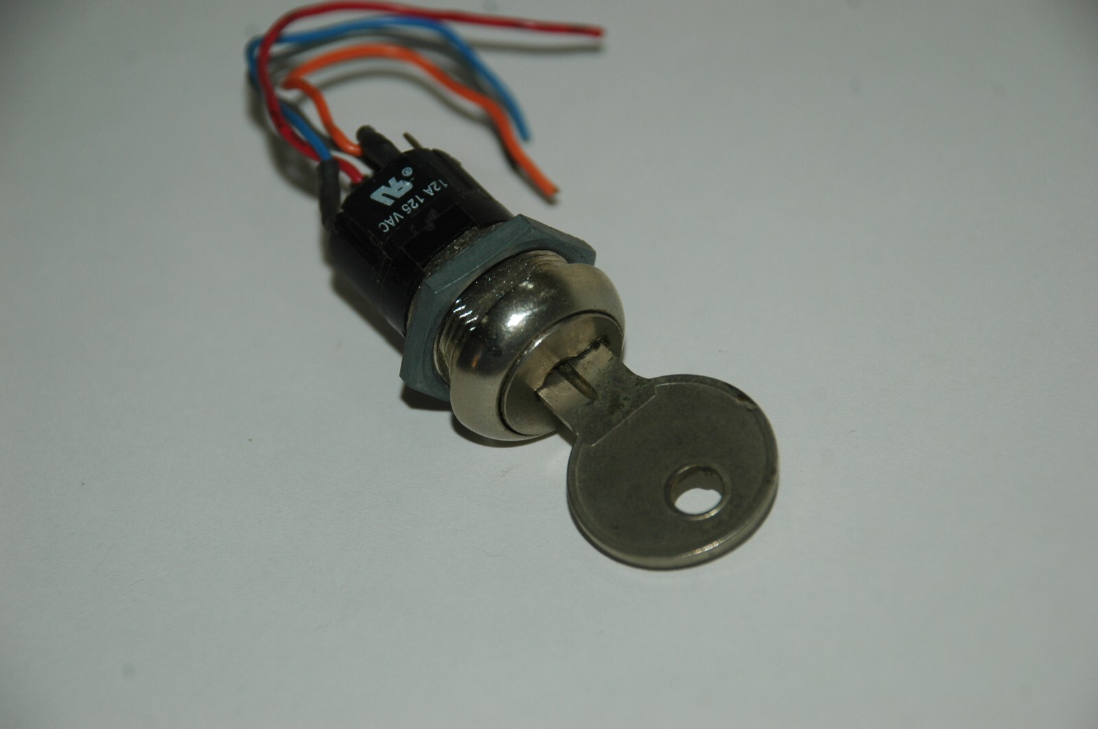 OSLO Key switch DPDT 2 position 12 Amp Used (RB3.4)