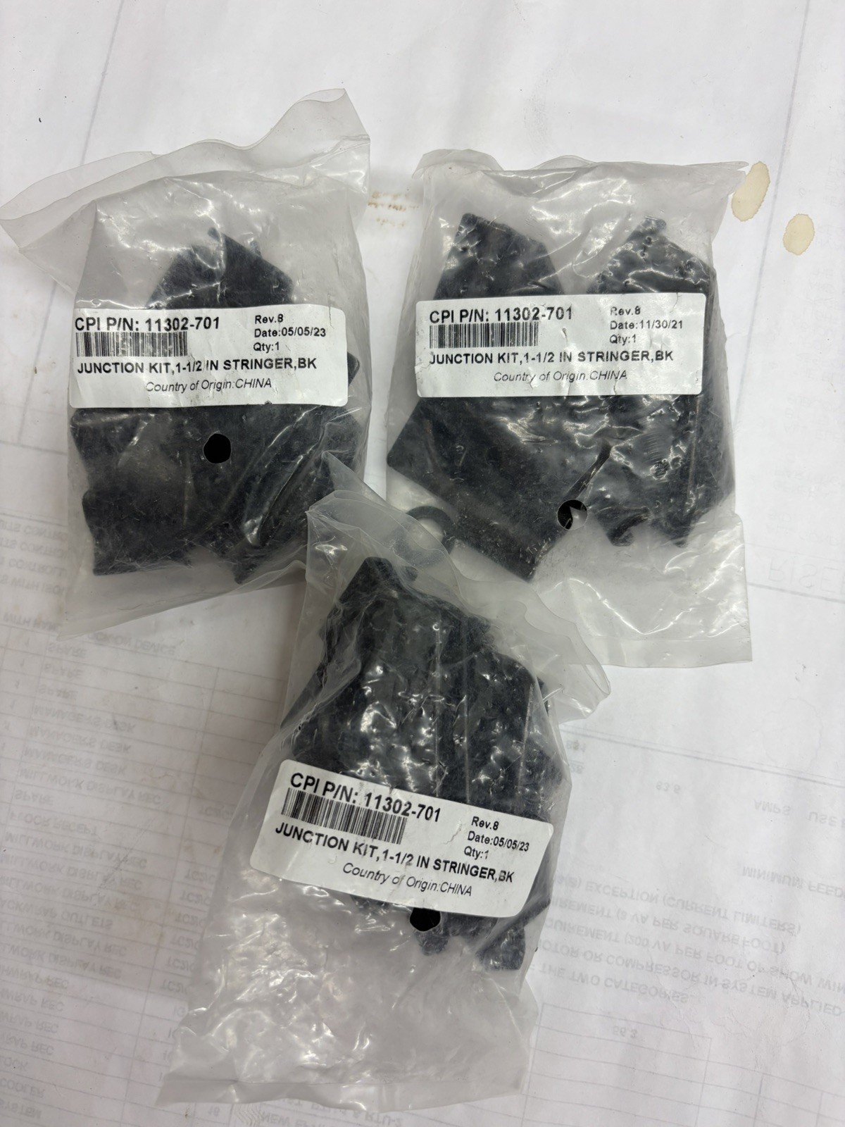 NEW CHATSWORTH PRODUCTS 11302-701 JUNCTION SPLICE KIT, 1-1/2″ STRINGER, BK Qty 3