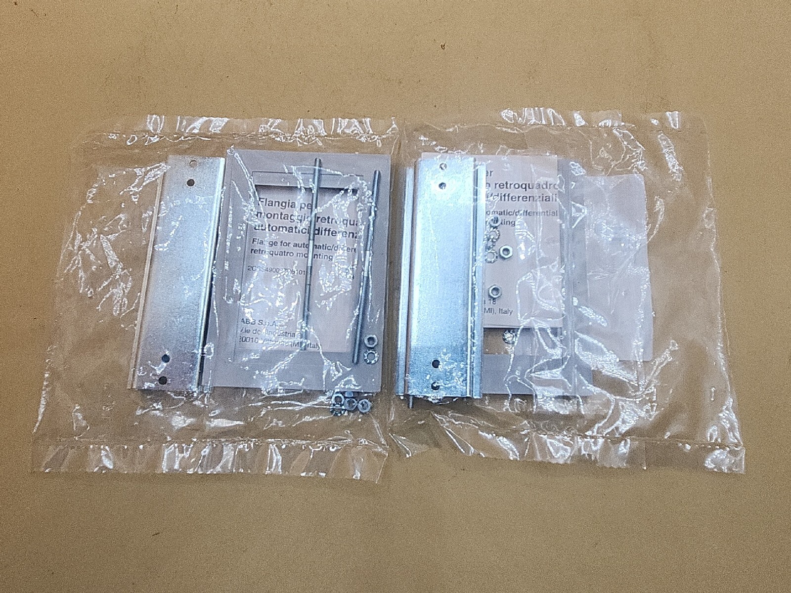 ABB ME4 Flange for rear board fixing IP 40 – 4 Modules DIN Rail Breaker Mount