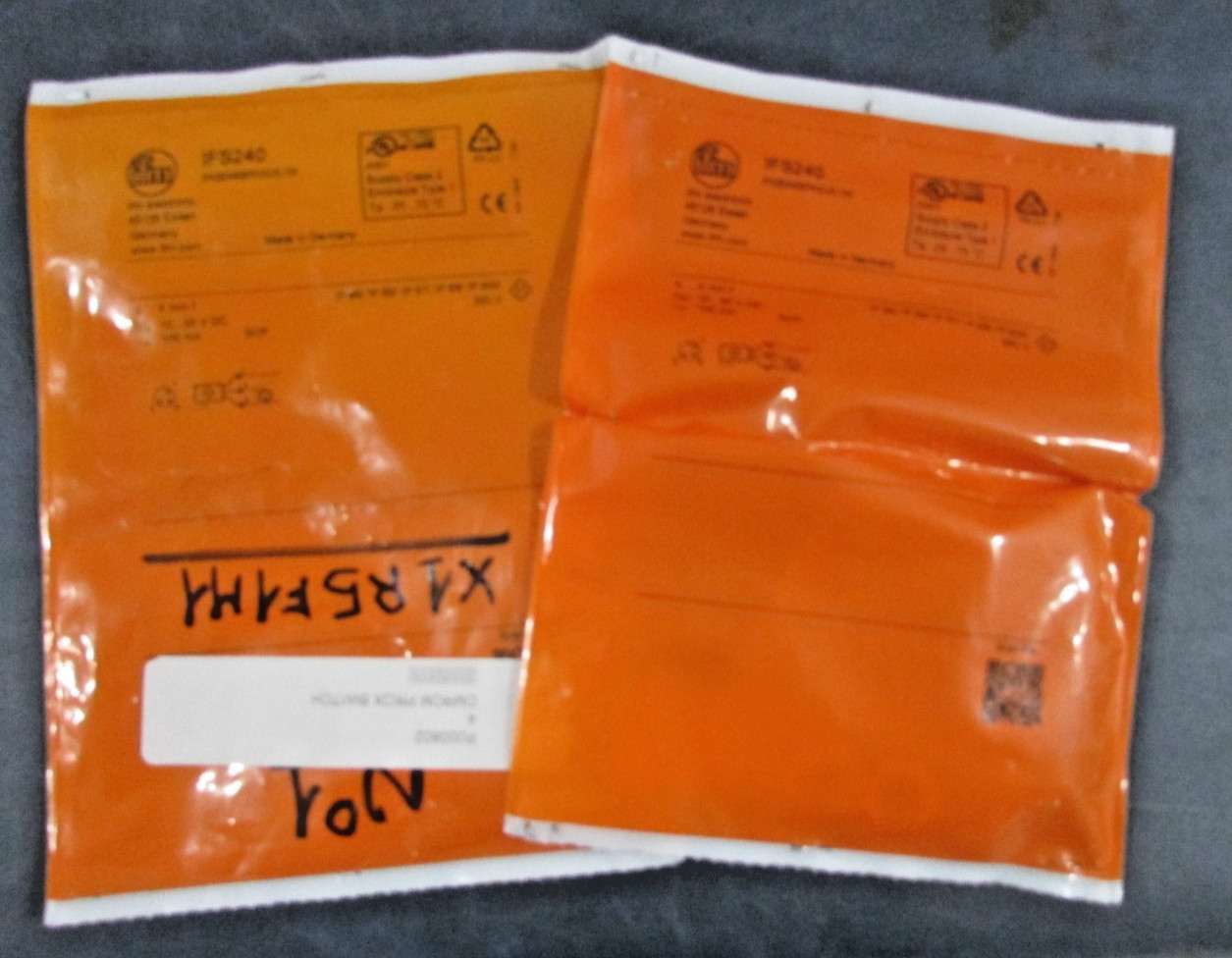 Effector IFS240 Inductive Sensor IFK3004BBPKG/US-104 Lot of 2