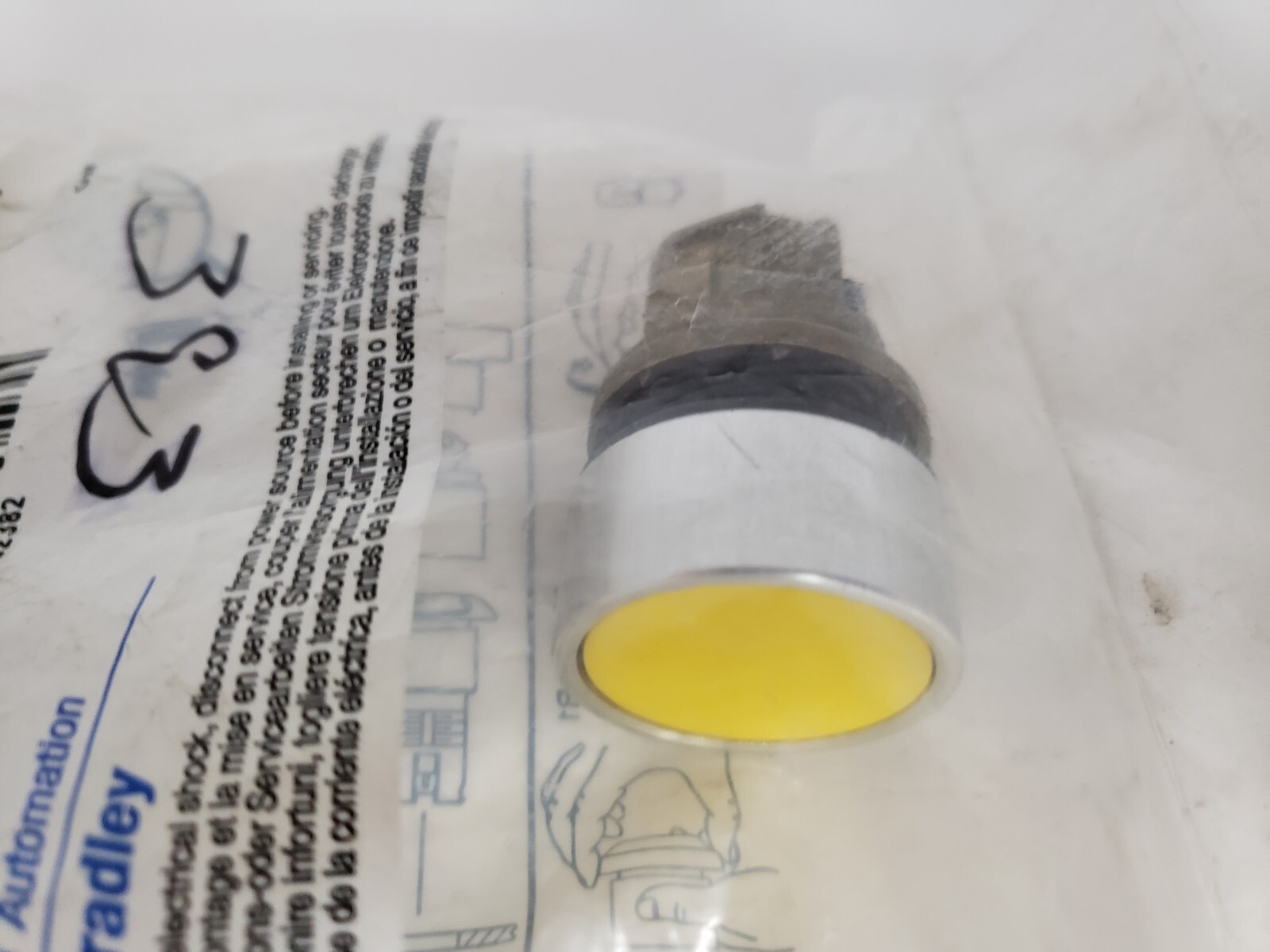 ALLEN BRADLEY 800EM-F5 PUSHBUTTON OPERATOR FLUSH YELLOW SERIES A NIB