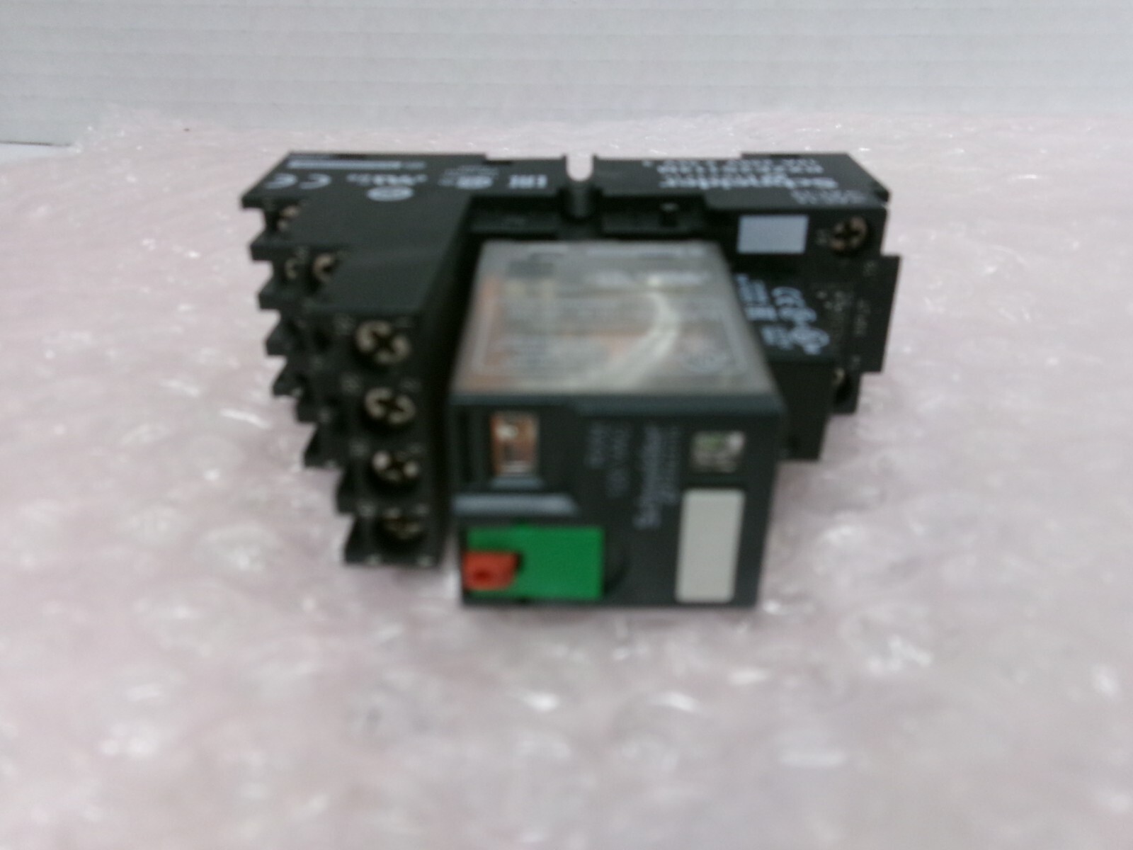 SCHNEIDER ELECTRIC RXM4AB2F7 RELAY 120VAC W/ RXZE2S114M RELAY SOCKET