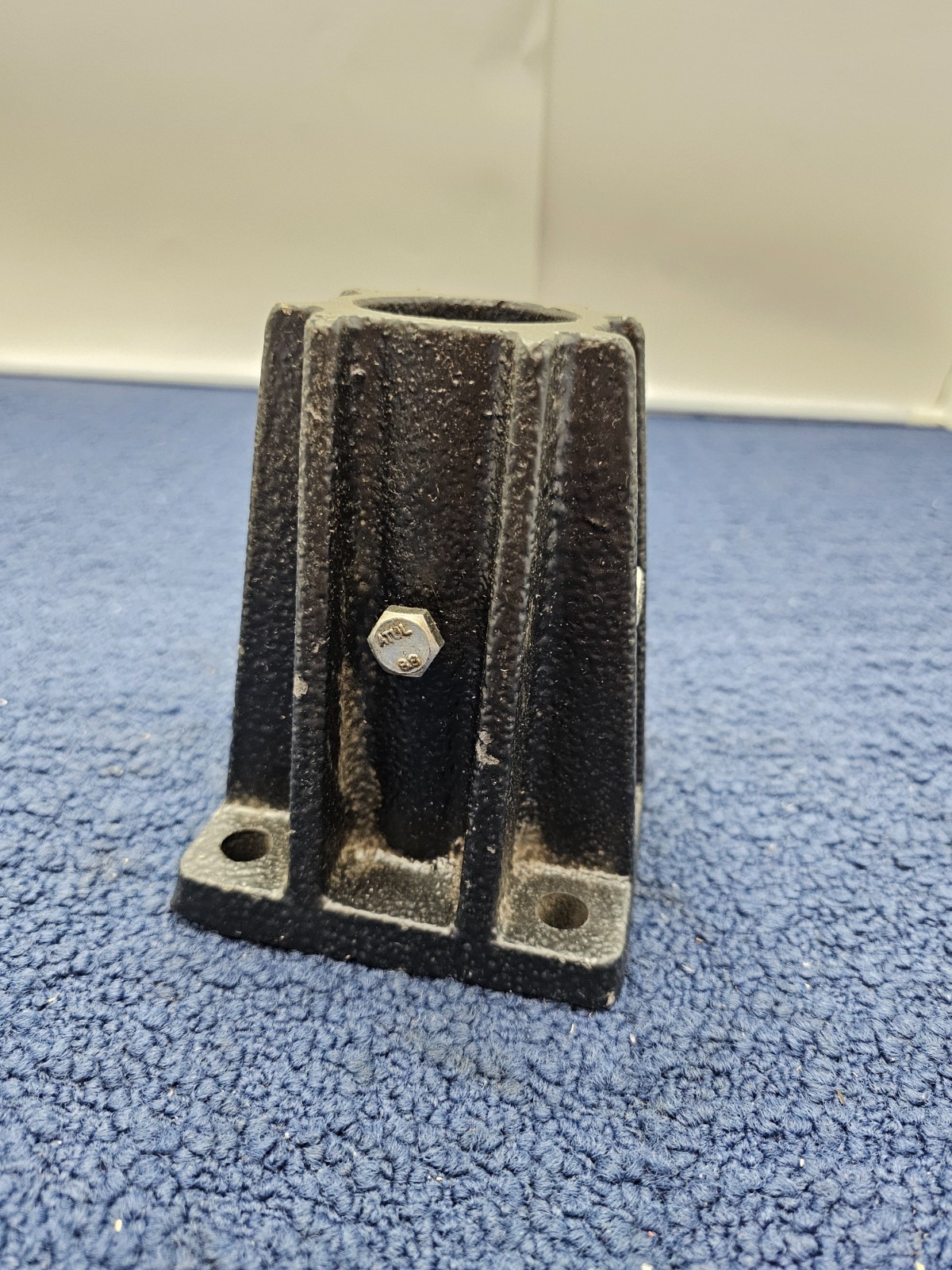 Global Industrial 940374 Single Socket Base for Pedestrian Barrier 9054860