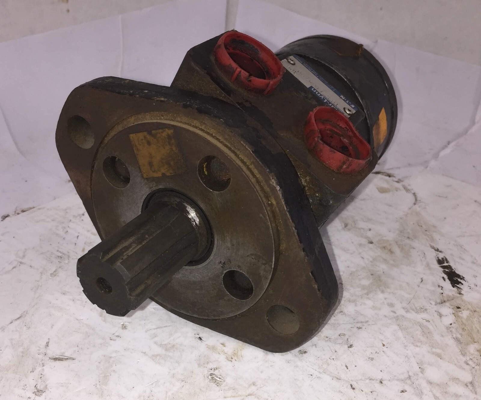 1 NEW CHAR-LYNN 101-1180-007 HYDRAULIC MOTOR NNB ***MAKE OFFER***