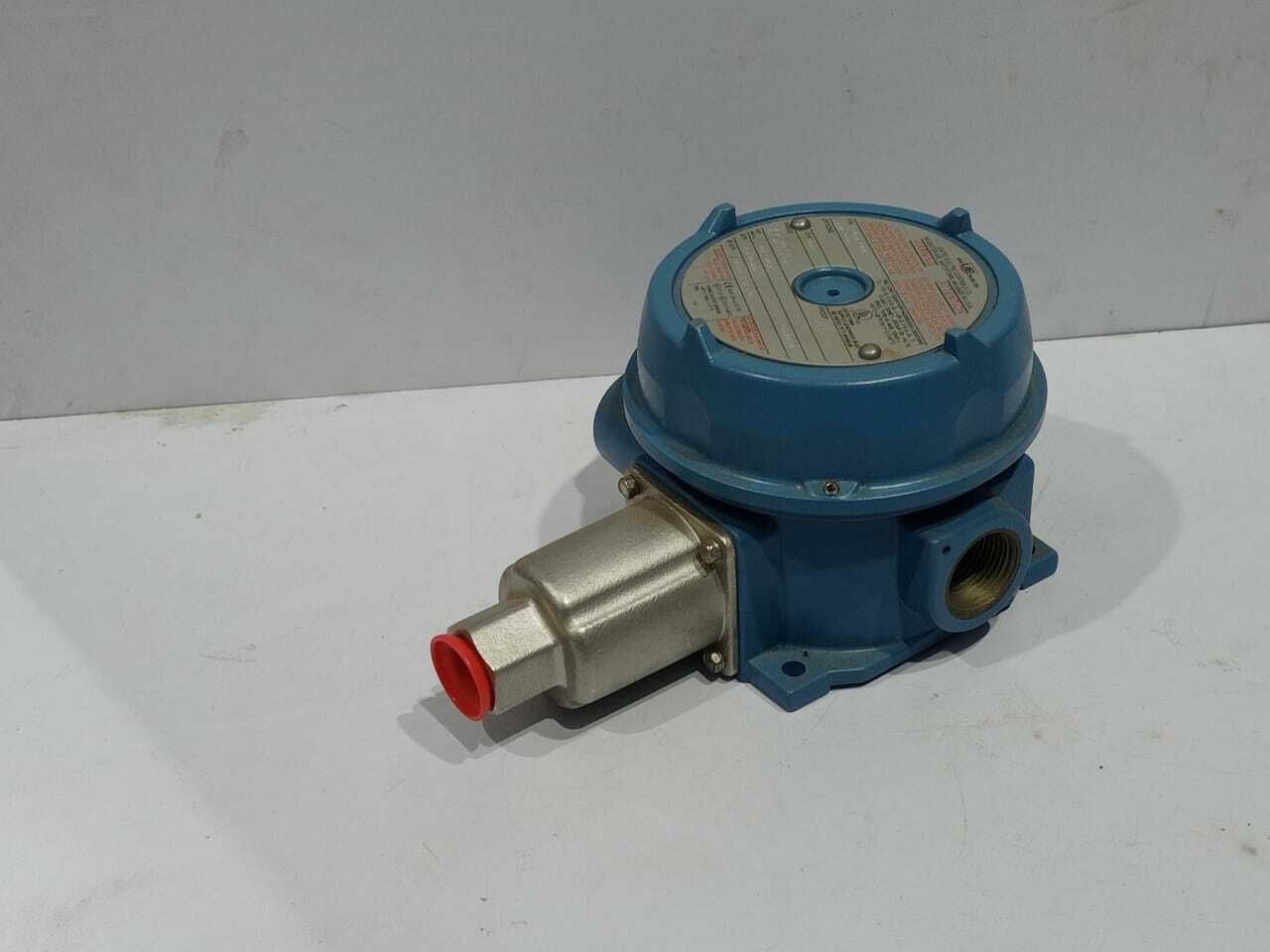 United Electric Controls J120-15642 79388 Pressure Switch 4 to 200 psi Range