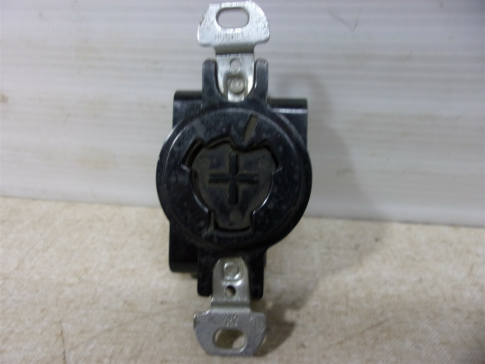 Hubbell Hubbellock 10A 25VDC 460VAC Hospital Grade Outlet *FREE SHIPPING*