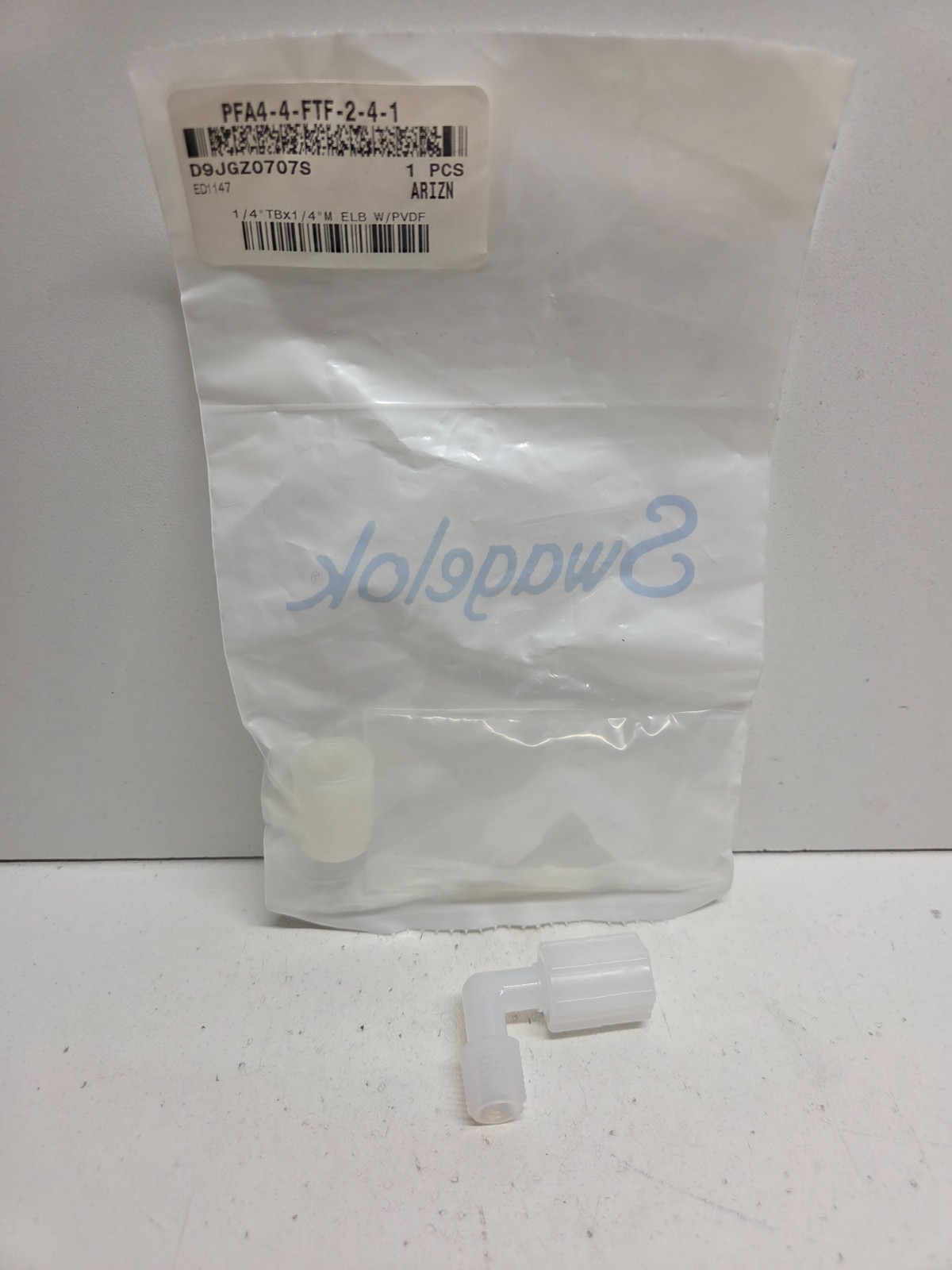 LOT OF 2 NEW NO BOX! SWAGELOK 1/4″TUBE X 1/4″MNPT TEFLON ELBOWS PFA4-4-FTF-2-4-1
