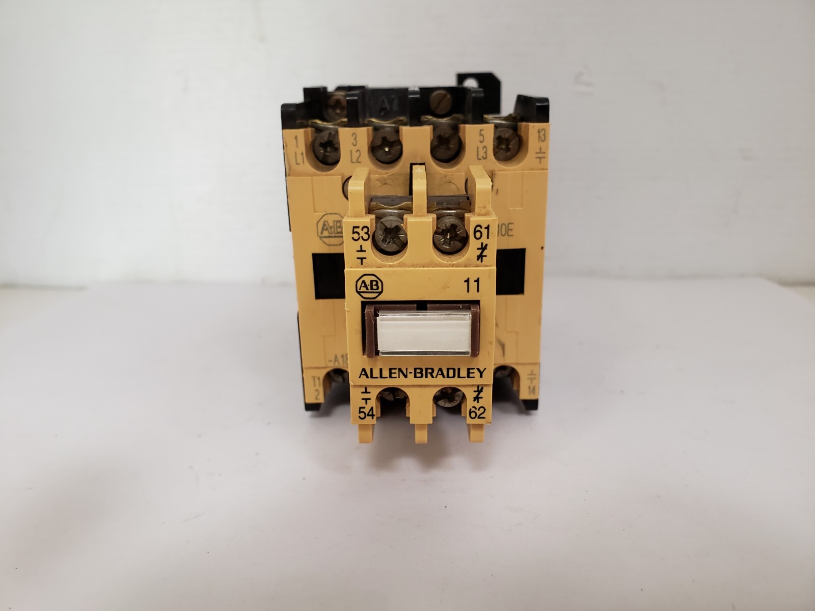 ALLEN BRADLEY 100-A18ND8 CONTACTOR SER C W/195-FA11 CONTACT BLOCK SER A