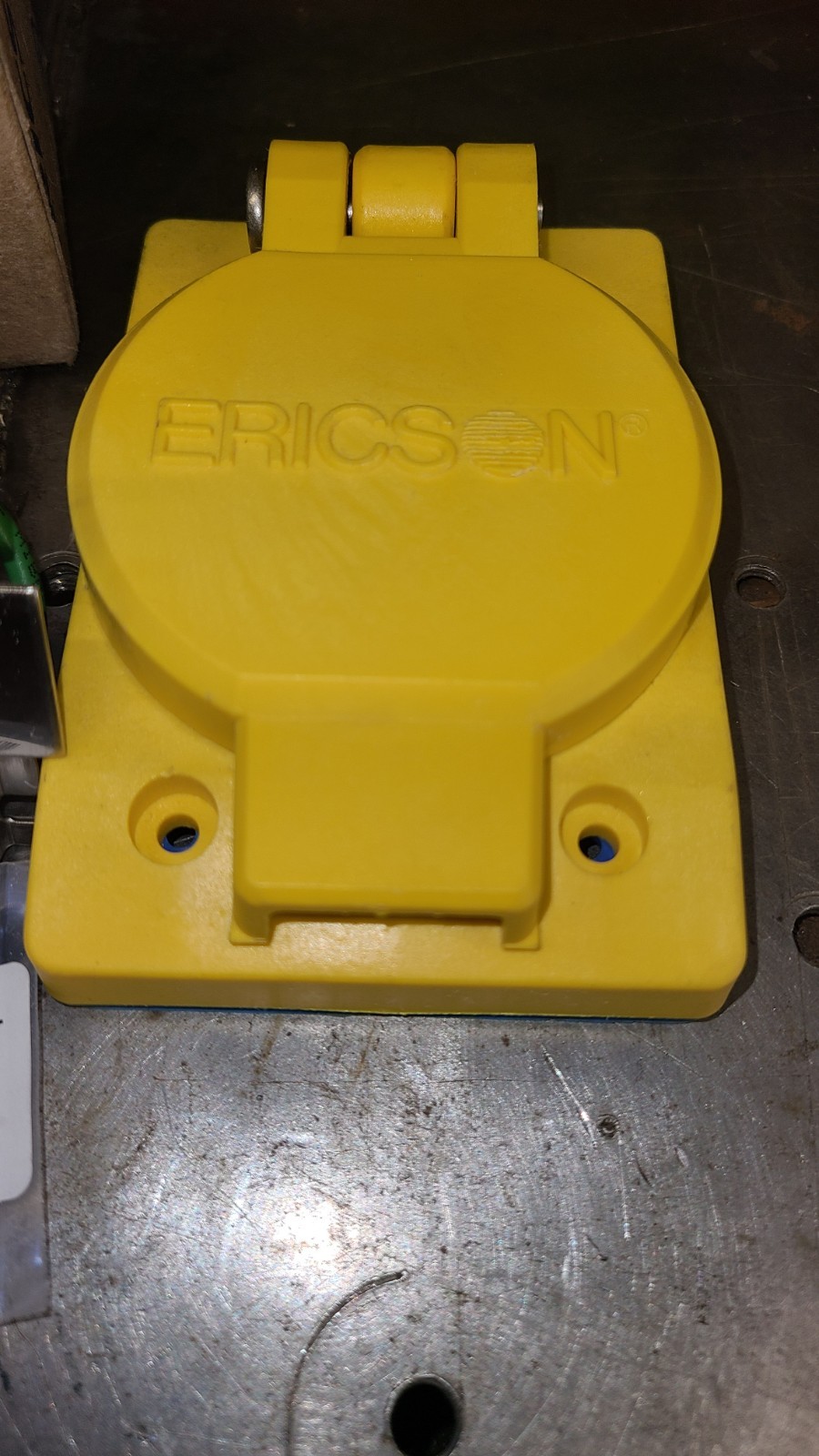 ERICSON 2715FS20 WATERPROOF RECEPTACLE W/ COVER(B225) New Old Stock