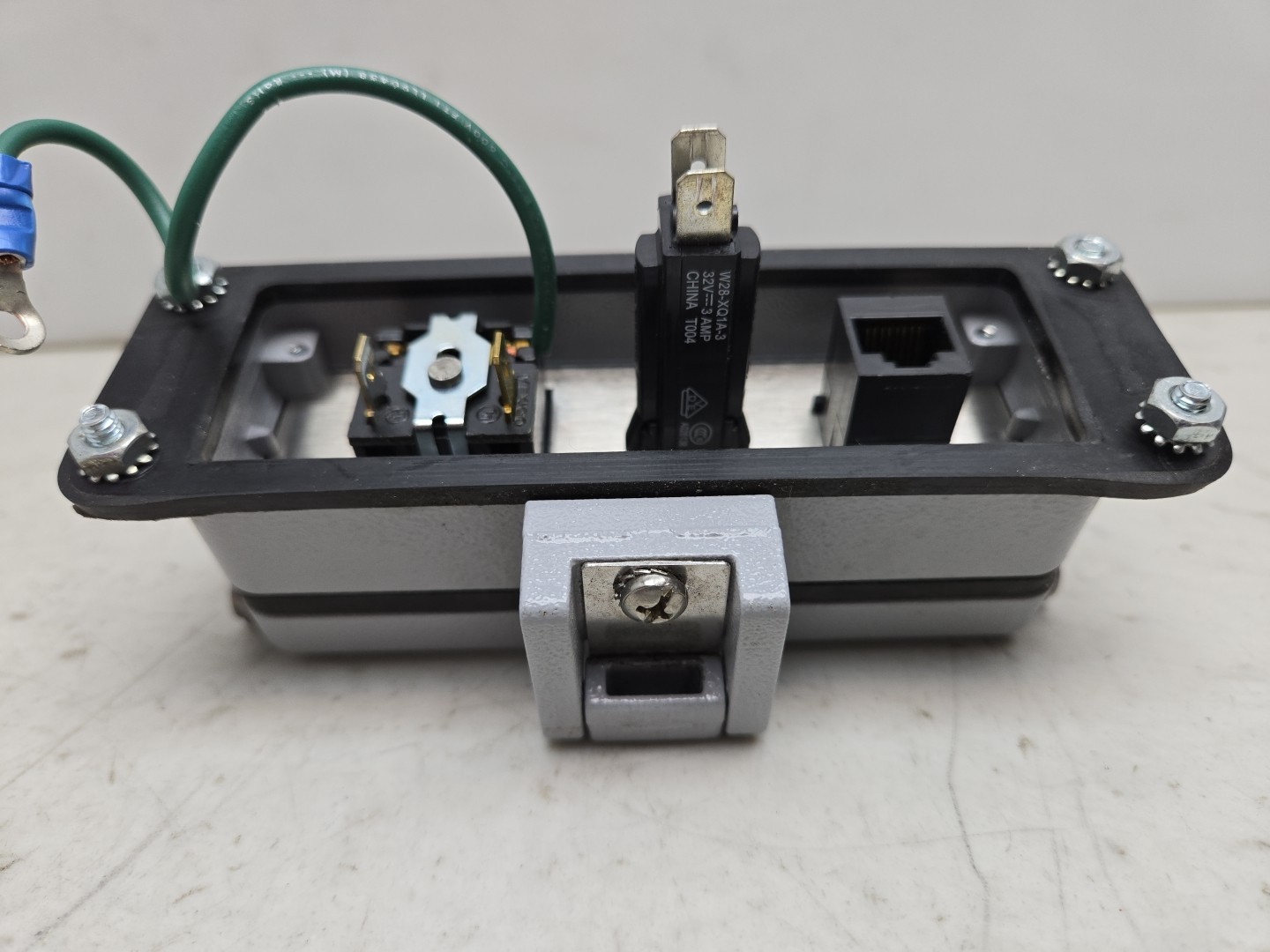 ILME CHI-24LS C-Type Bulkhead Mount Housing Single Lever Lid Rectangular Connect