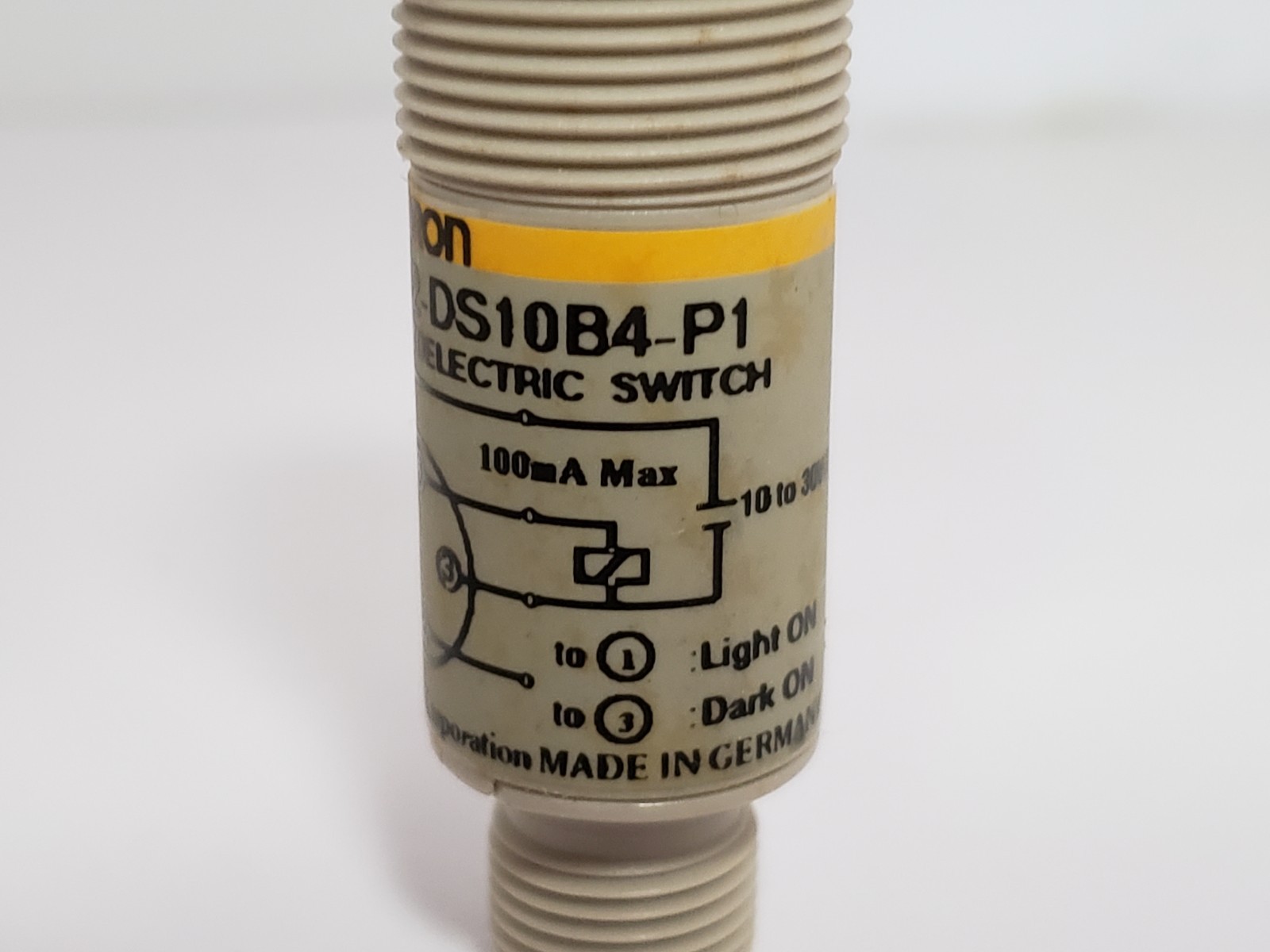 OMRON E3F2-DS10B4-P1 PHOTOELECTIC SENSOR PNP 10-30 VDC 4 PIN