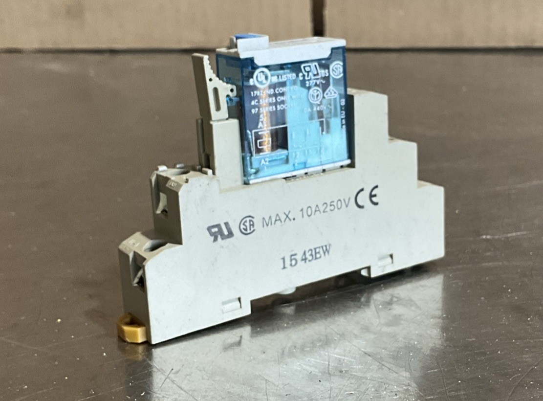 Finder Max. 10A25PV Socket & Relay 1543ew