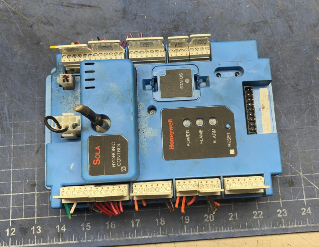 HONEYWELL SOLA HYDRONIC CONTROL R7910A1027 *SEE PICTURES*