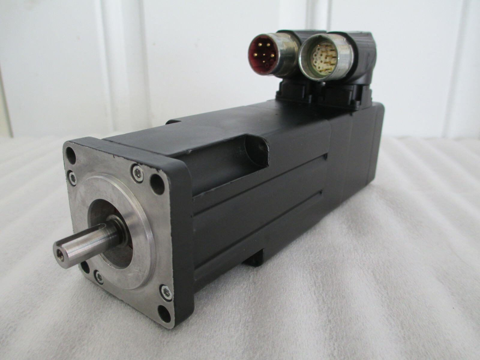 ALLEN BRADLEY MPL-B1530U-MJ74AA SERVO MOTOR #REFURBISHED and TESTED
