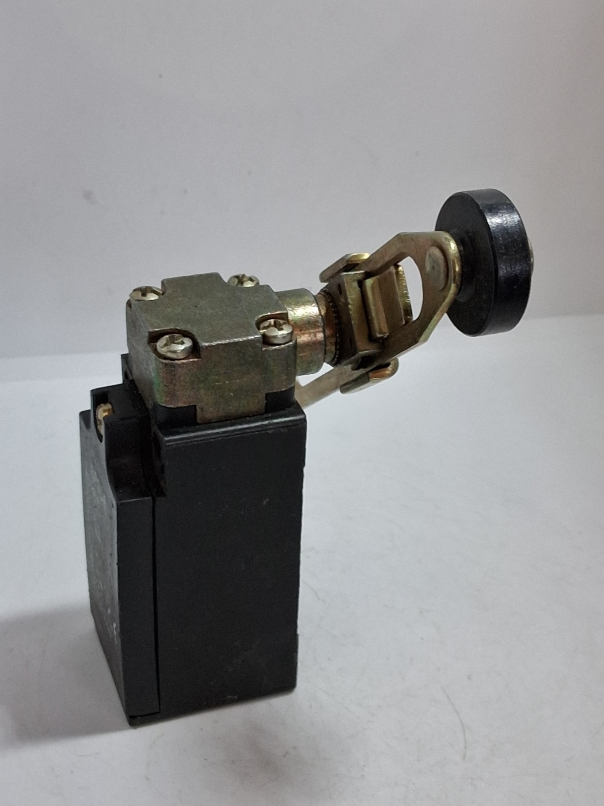 ERSCE E102-00-FI LIMIT SWITCH ADJUSTABLE ROLLER LEVER 6A 250V
