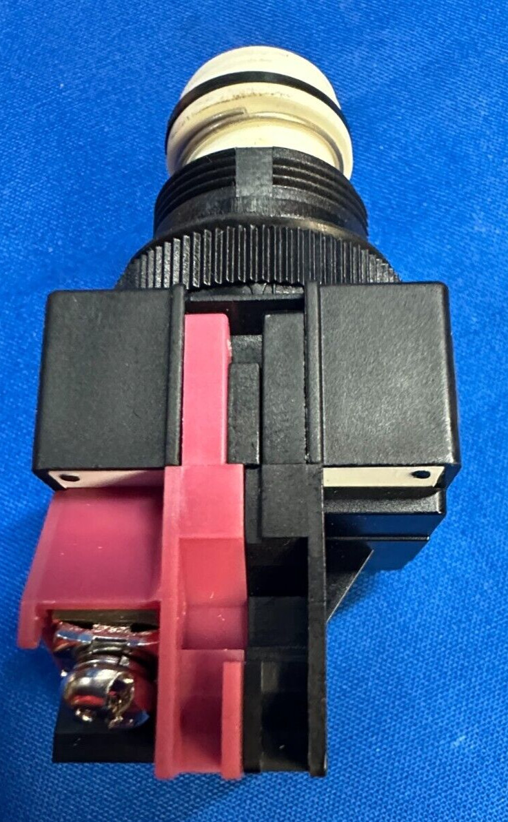 IDEC HEAVY PILOT DUTY EMERGENCY STOP BUTTON AVW401-R 120V AC 8 HZ 19