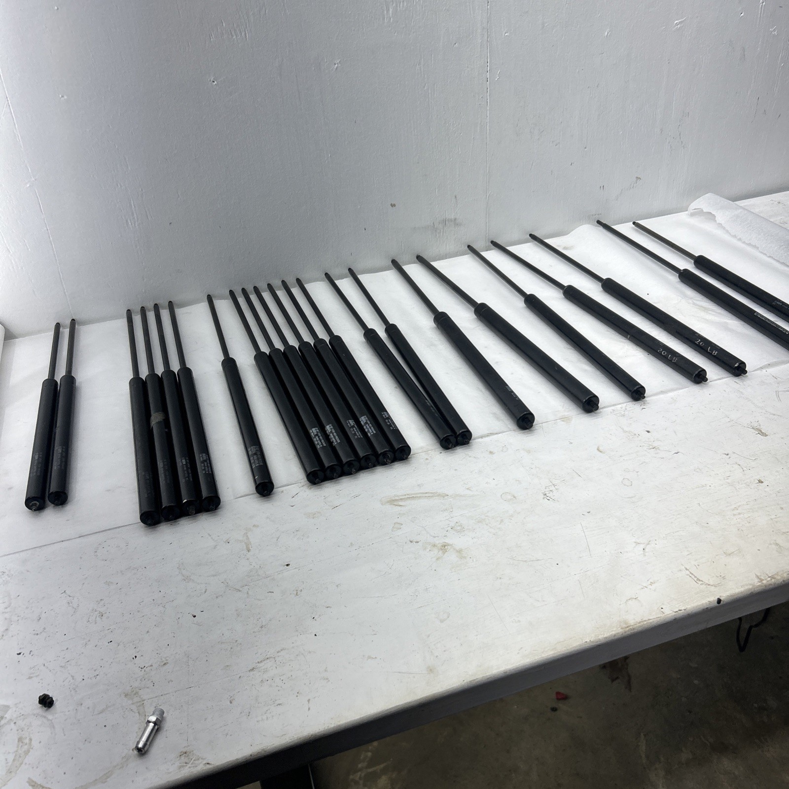 Lot Of 23 suspa c16 gas shocks C16-1884 100#, C16-14892 120#,c16-23598 160# Etc