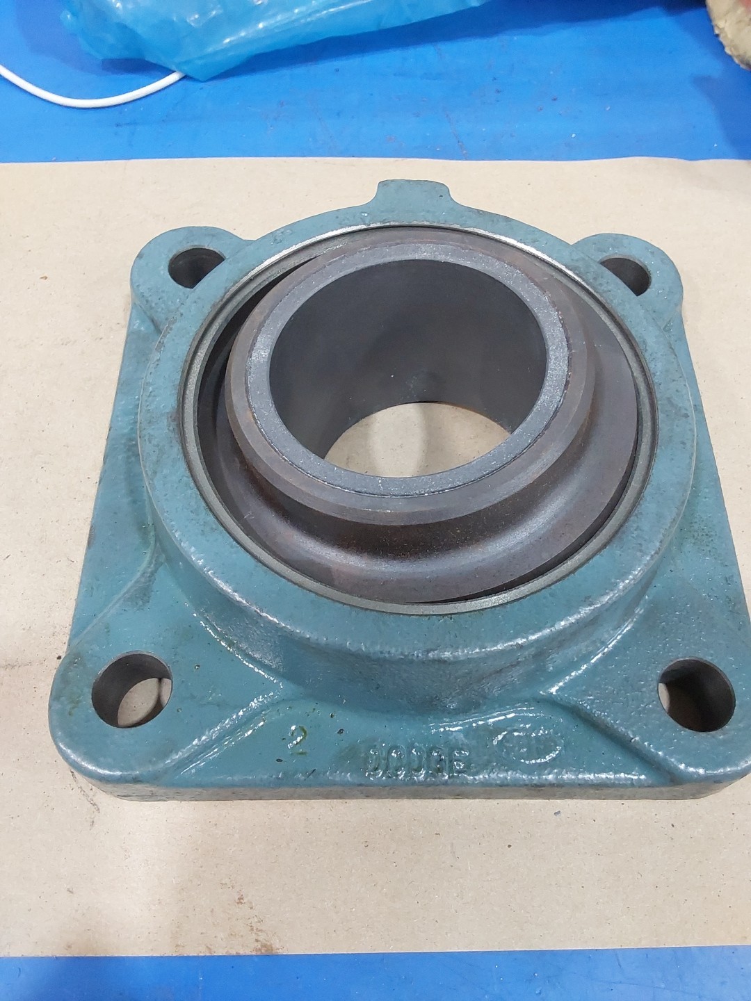 DODGE 126196/ 124083 4 BOLT FLANGE W/ SCM 2-15/16″ BORE F4B-SCM-215