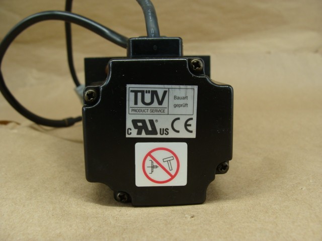 YASKAWA AC SERVO MOTOR SGMAH-04AAA21 200V 2.8A 400W R/MIN 3000 R11175-456-4