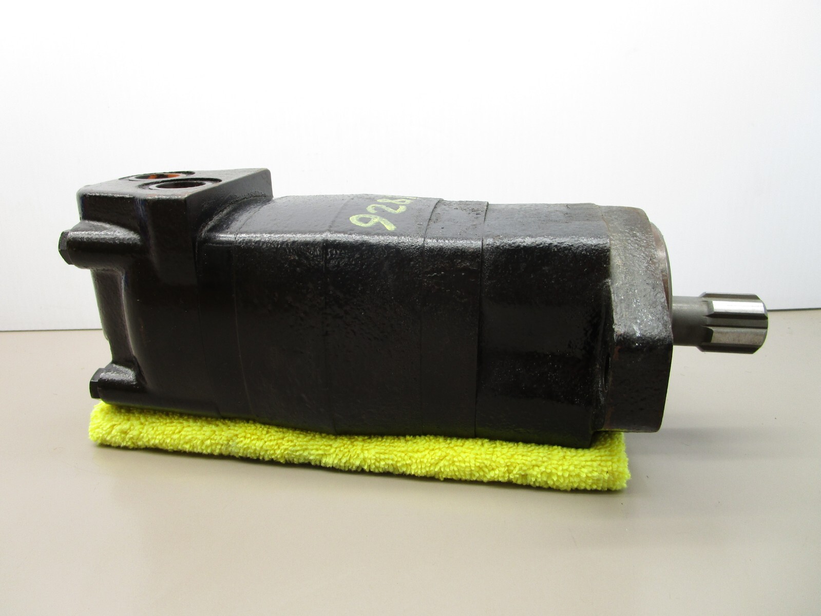 Eaton Corp 1041227-006 Hydraulic Drive Motor 6-Spline Char-Lynn 2000 Series