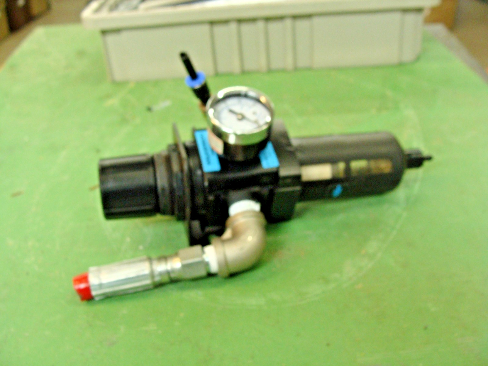 WILKERSON B18-03-FKG0 FILTER REGULATOR 0-125 PSIG, 0-8.6 BAR WITH GAUGE