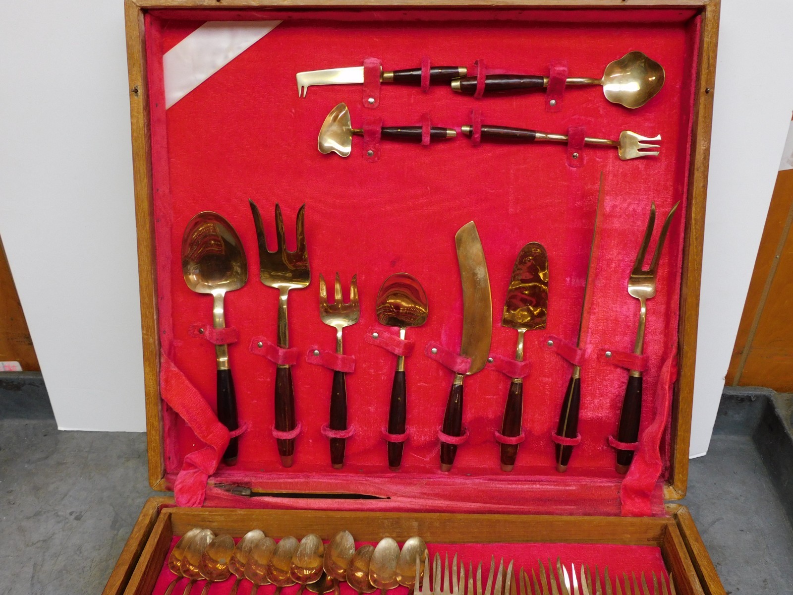 NO NAME 144PC SET OF BRASS & ROSEWOOD VITAGE THAILAND FLATWARE SERVICE FOR 12