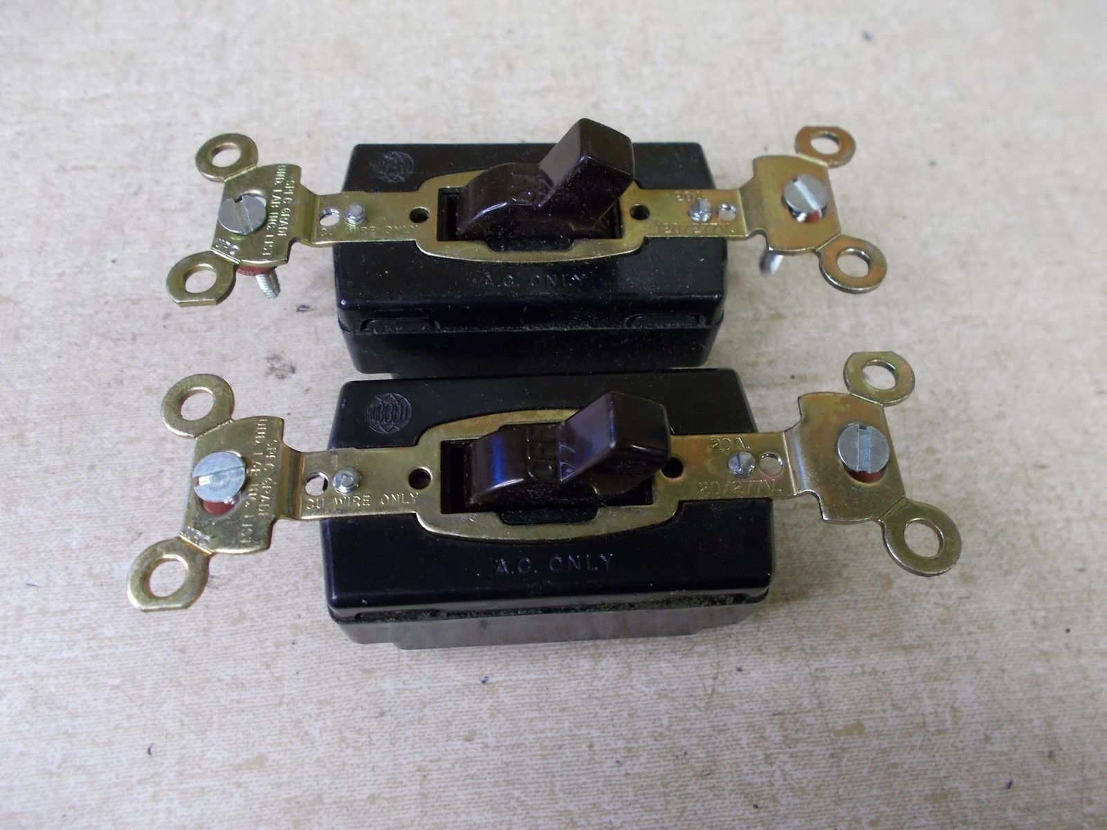 NEW Hubbell ON/OFF Toggle Light Switch 20A 120/277V, Lot of 2 *FREE SHIPPING*
