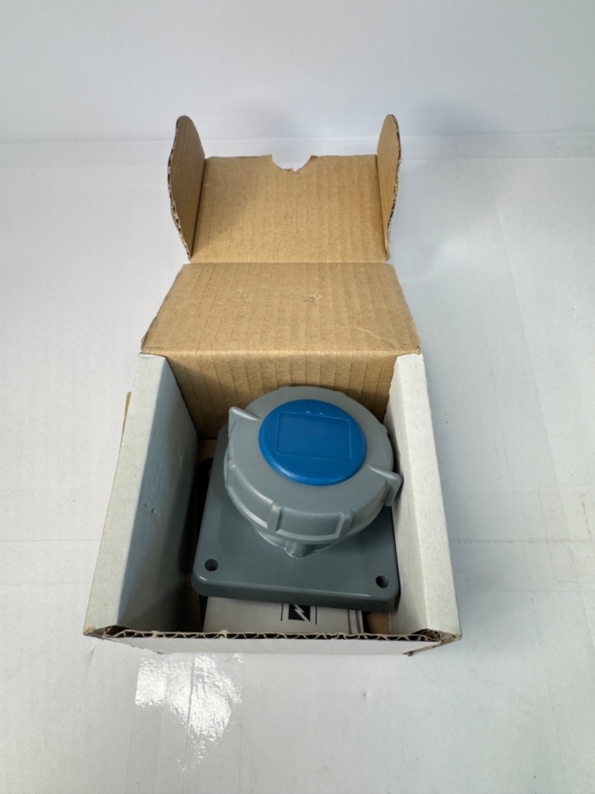 MENNEKES ME 320R6W Watertight Receptacle 20AMP 2P 3W 250VAC