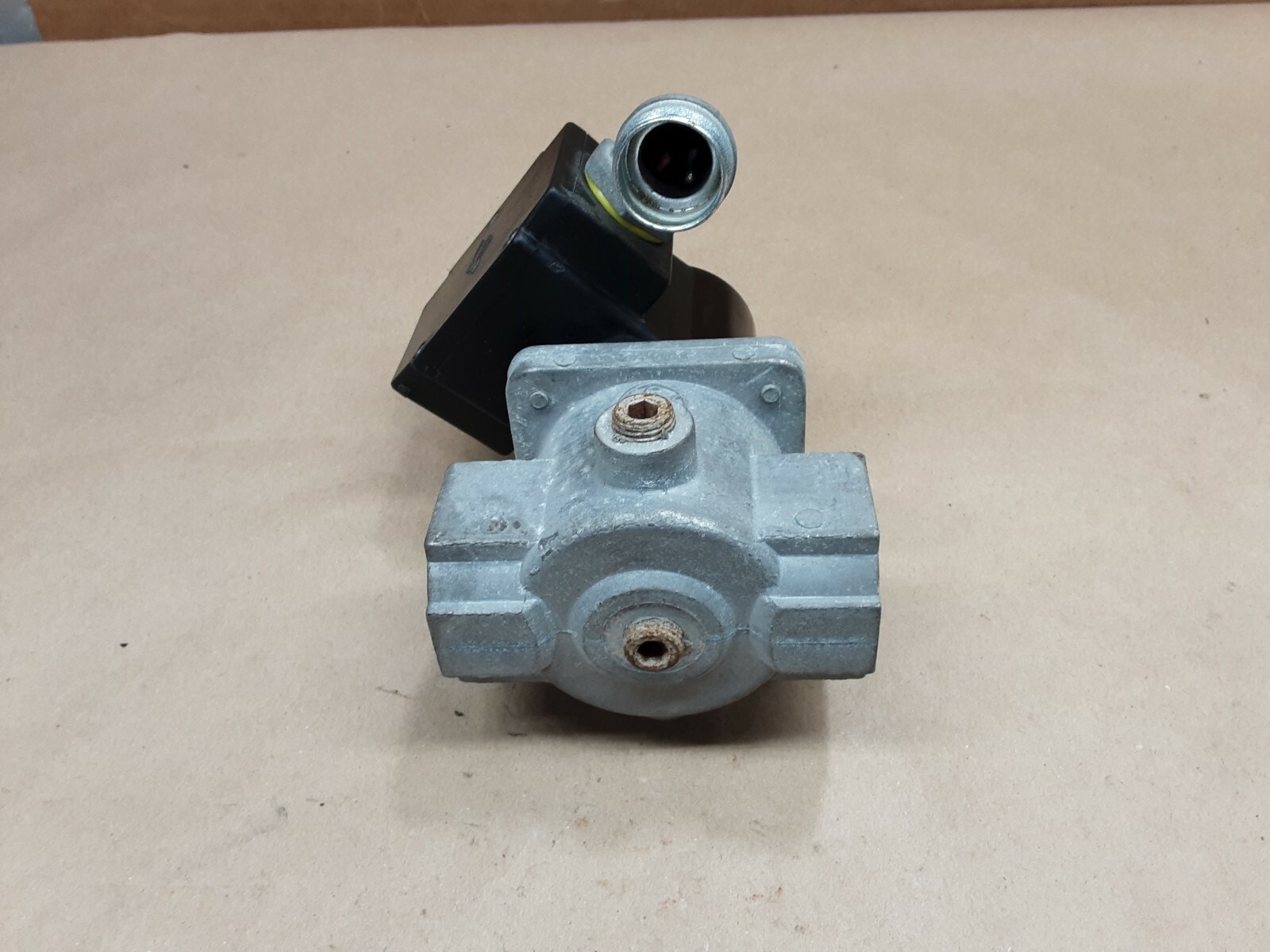 HONEYWELL V4295A1031 110/120 2PSI SOLENOID GAS VALVE #1018D17PR5